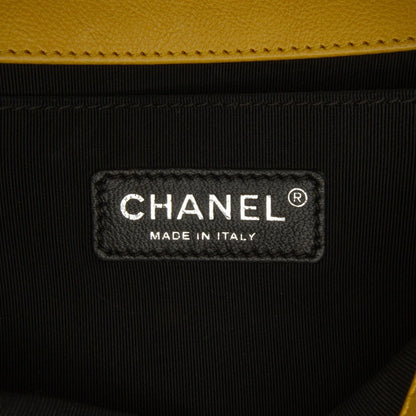 Chanel Medium Calfskin Boy Flap (SHG-vhLQuD)