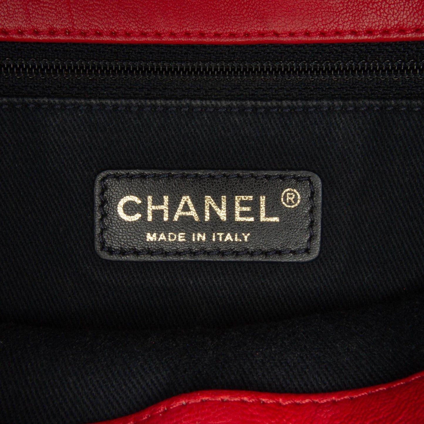 Chanel Medium Wrinkled Calfskin Quilted Chevron Medallion Charm Surpique Flap (SHG-hytIzX)