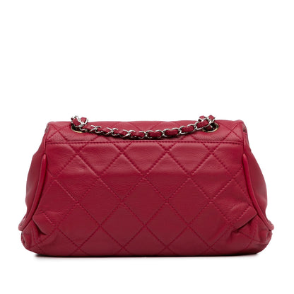 Chanel Quilted Calfskin Curvy Flap (SHG-lSn9g7)